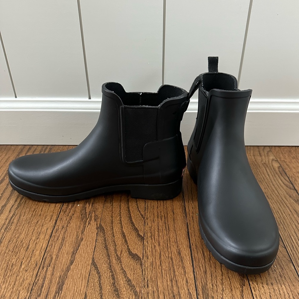 Hunter Women’s Original Chelsea Rainboot 
Black / Size 7